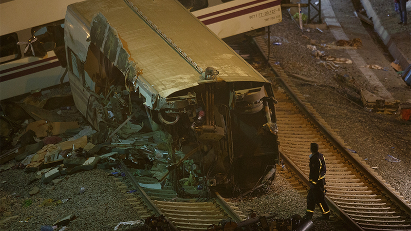 Illustration for article titled Video shows horrible high speed train crash in Spain